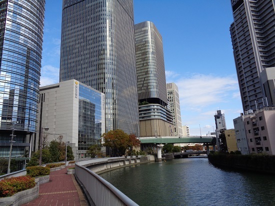 肥後橋8・遊歩道とビル群.jpg